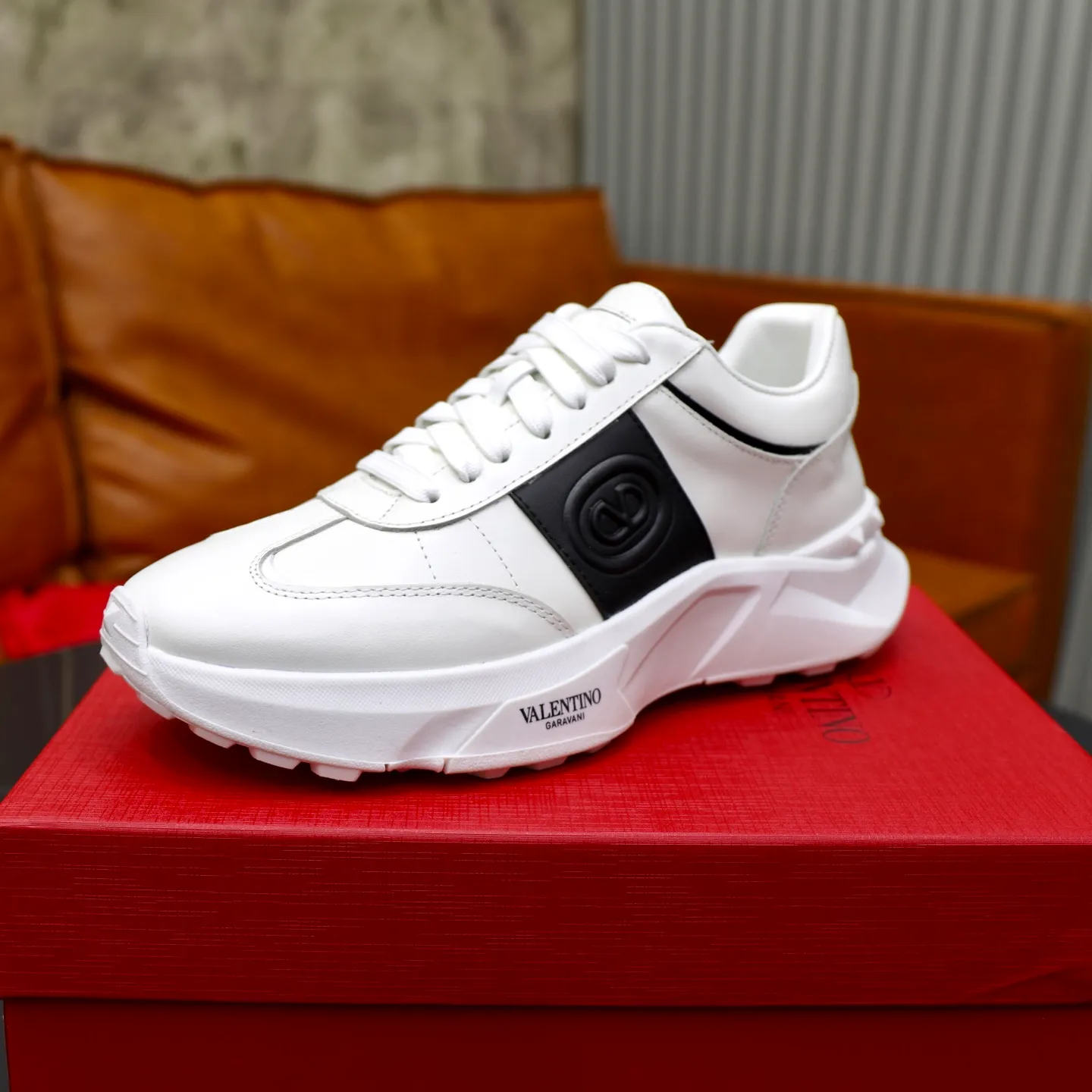 Ex-factory price: 440💰VALENTINO/Valentino Men's latest low-top thick-soled sports shoes are shipped. Made with heavy industry, men's fine casual sports shoes, versatile style. Original leather, rubber lines embellished with geometric segmented uppers, hand-sewn with precision, novel and fashionable style, rubber soles with rivet details on the front and back, VALENTINO GARAVANI LOGO printed on the side, and Valentino Garavani decorative inlay on the tongue. Logo, comfortable, breathable and durable on the feet! Comes with full original packaging! Code number: 38-39-40-41-42-43-44 (45 can be customized)